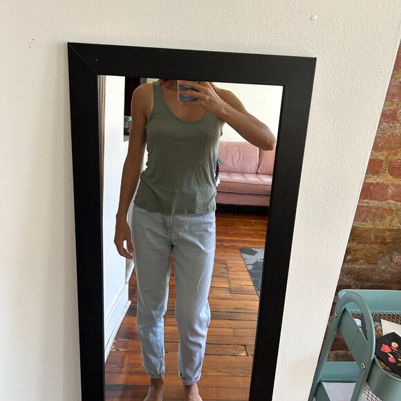 Sage green tank top - Picture 4 of 4